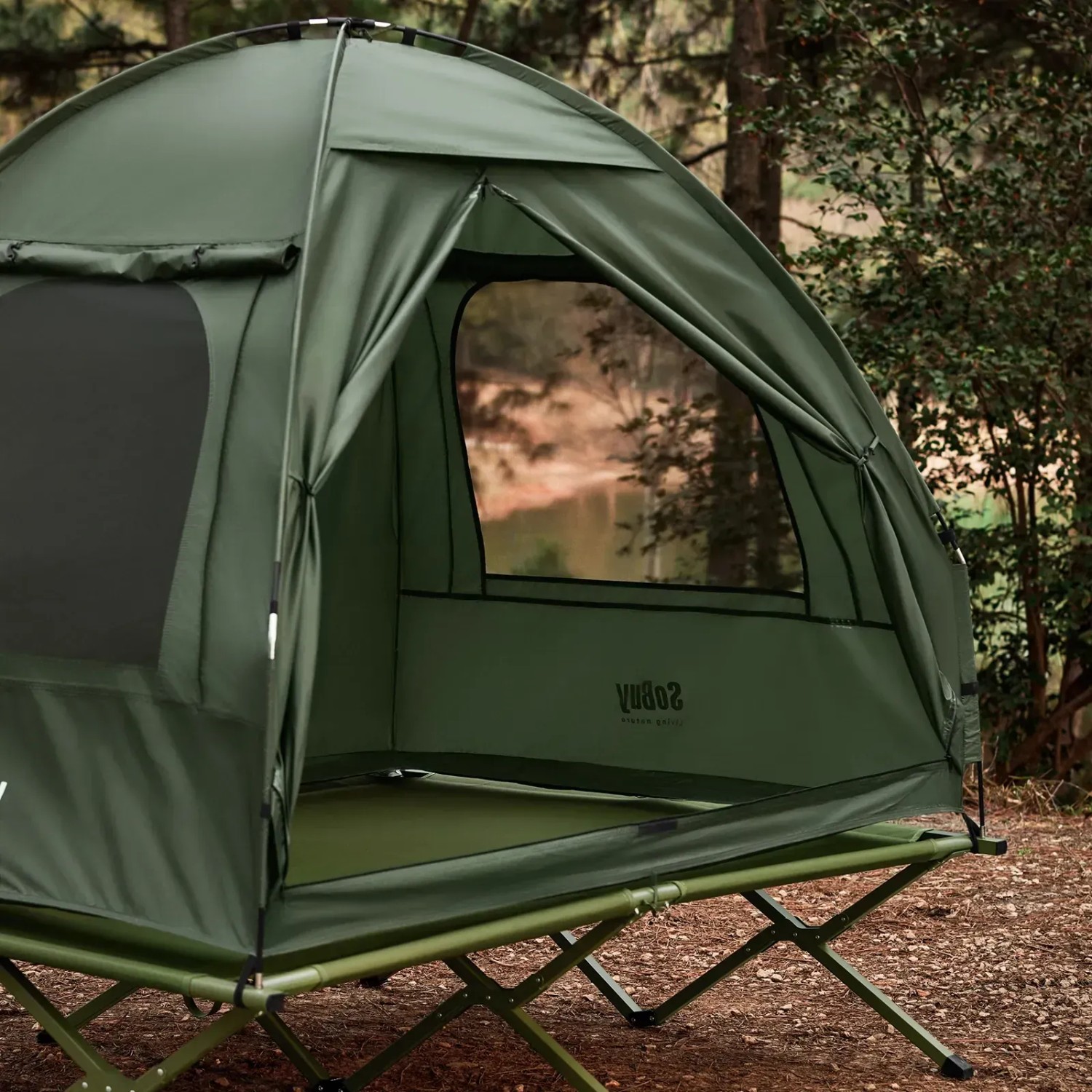 Grünes 3in1 Campingzelt SoBuy für 2 Personen mit Feldbett und Moskitonetz.