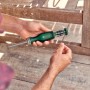 Bosch Bit-Ratschenschraubendreher mit 12 Bits in Aktion, Schraubenzieher mit grünem Griff.