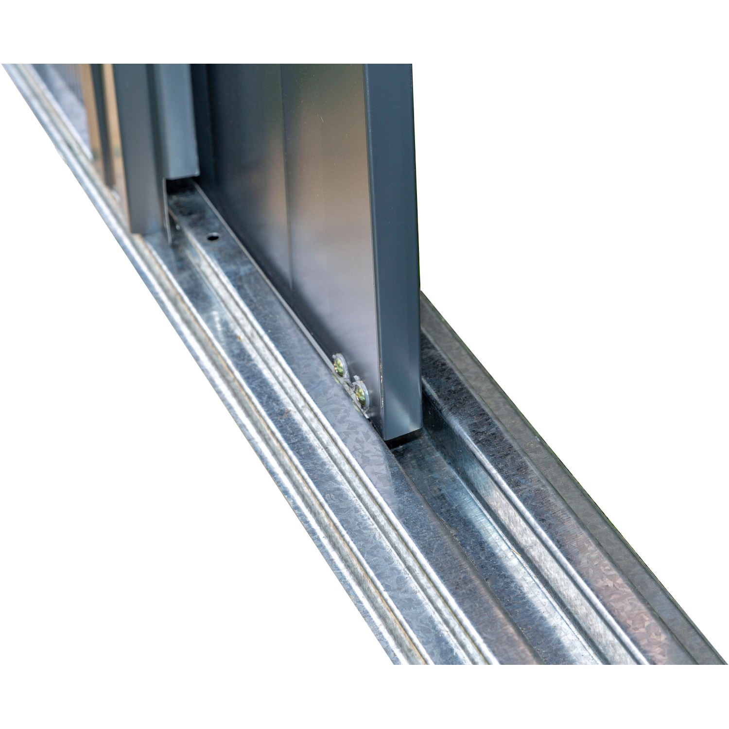 Detailaufnahme: Schiebetürführung des Spacemaker Metall-Gerätehauses, grau.