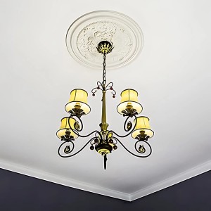 Weiße PROFHOME Deckenrosette aus Polyurethan, 69,5 cm, unter einer Deckenlampe.