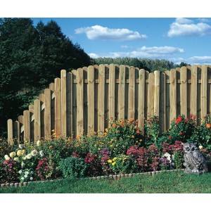 Druckimprägnierter Sichtschutzzaun Lüneburg, 90x160/90 cm, mit Blumen und Deko-Eule im Garten.