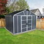 Graues Palram Canopia Gerätehaus Yukon 3.3 x 2.7 aus Kunststoff im Garten.