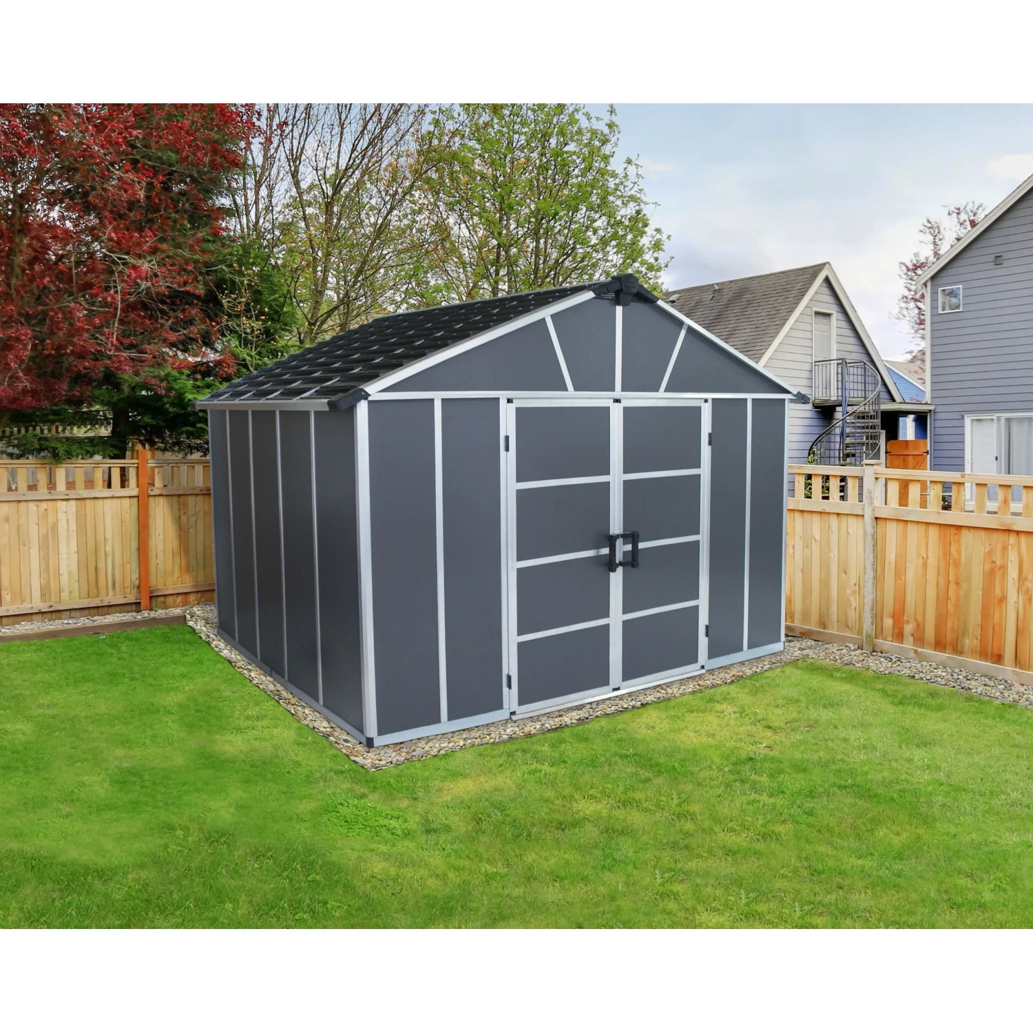 Graues Palram Canopia Gerätehaus Yukon 3.3 x 2.7 aus Kunststoff im Garten.