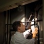 Mr. Beams LED-Außenwandleuchte mit Sensor im Einsatz, batteriebetrieben.