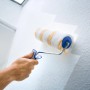 LUX Dispersionswalze 25cm beim Streichen einer Wand mit Struktur.