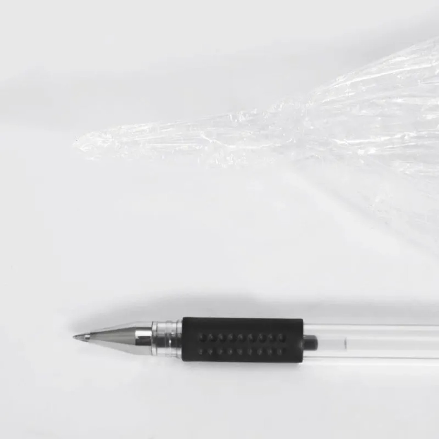 DeTec. Palettenfolie, 3 Rollen transparente Wickelfolie (300m) mit Stift zum Größenvergleich.