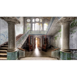 Wandbild Mystic Corridor: Treppenhaus mit Säulen und geöffneten Türen, 160x90 cm.