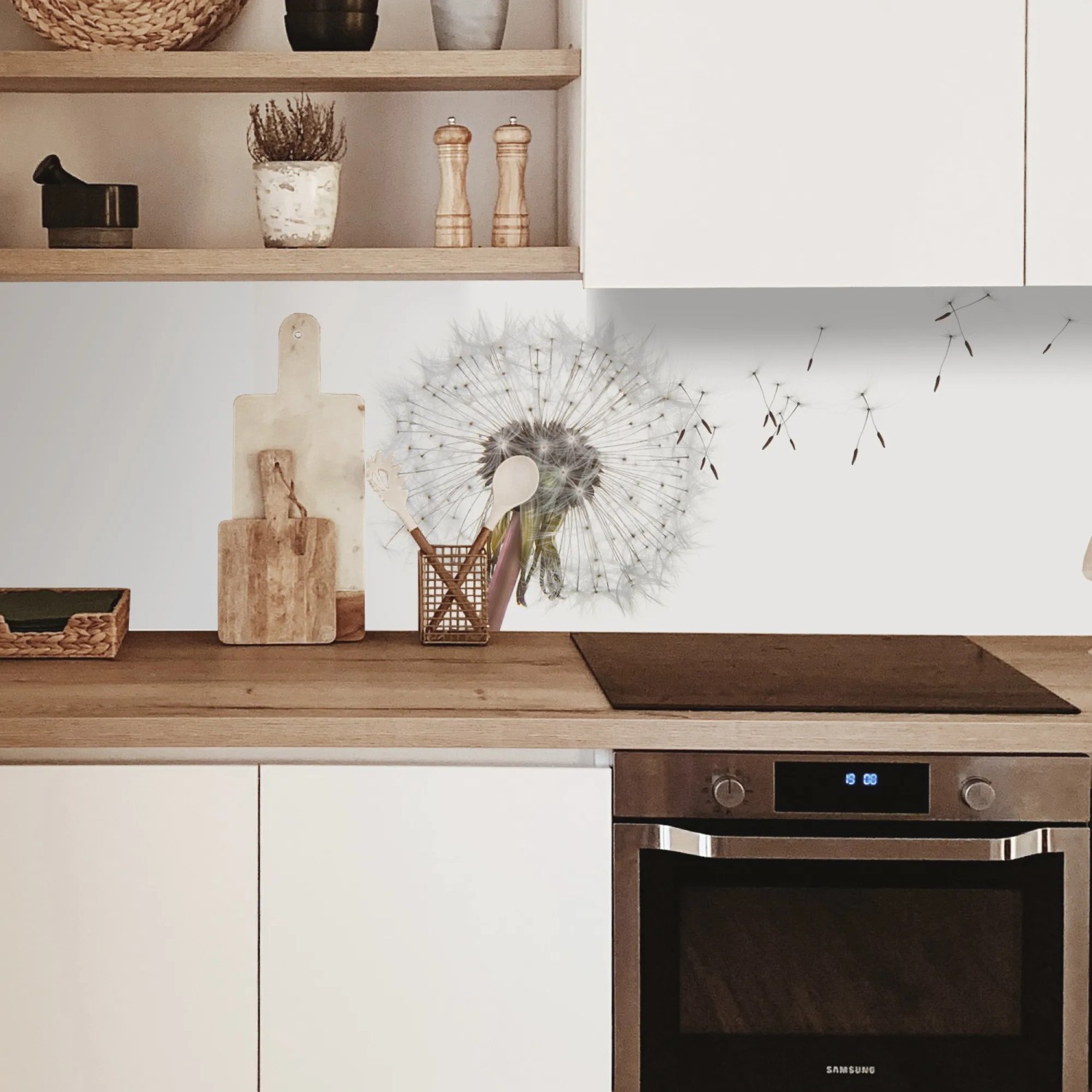 MySpotti Küchenrückwand mit Pusteblumen-Motiv in Weiß-Grau, montiert in moderner Küche.
