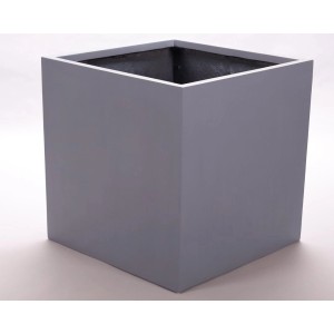 Quadratischer, grauer Pflanzkübel (60x60x60cm) aus Fiberglas für den Innen- und Außenbereich.