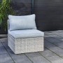 Lounge-Sessel Olea aus Polyrattan in Sand mit hellgrauen Kissen für den Garten.