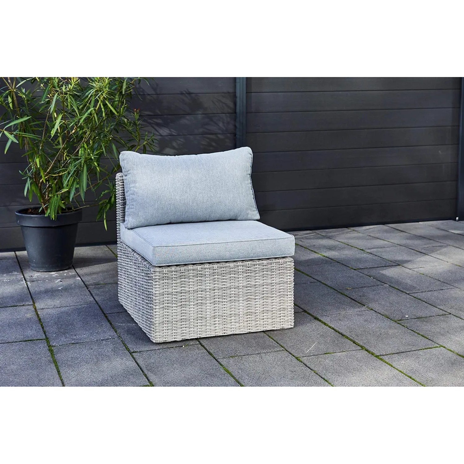 Lounge-Sessel Olea aus Polyrattan in Sand mit hellgrauen Kissen für den Garten.