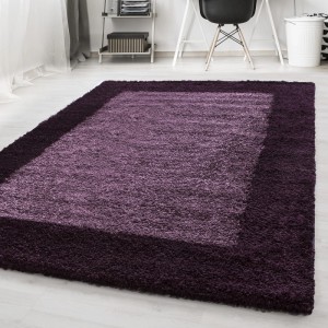 Ayyildiz Hochflorteppich Life in Violett mit dunkler Bordüre auf hellem Boden. Moderner, flauschiger Shaggy-Teppich.