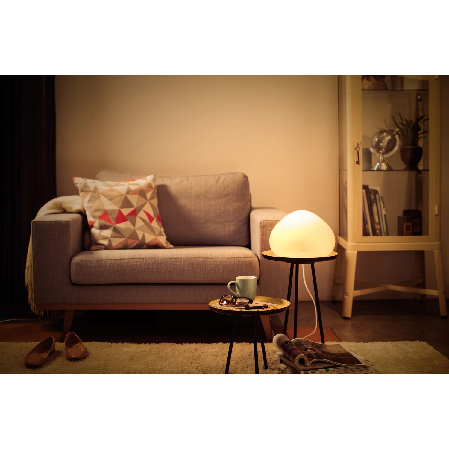 Philips Hue Wellner Tischleuchte, weißes Stimmungslicht, 570 lm, mit Dimmer in Wohnzimmer.