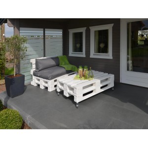 Weiß endbehandelte Osmo Möbelpalette aus Nadelholz als Lounge-Möbel mit Tisch und Sitzkissen.