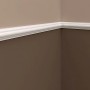 Weiße PROFHOME Wand- und Friesleiste (48 m) im Neo-Klassizismus-Stil an einer Wand.