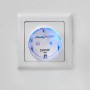Weißer Shelly Smart-Stecker Plug S Gen3 in einer Steckdose, blaue LED leuchtet.