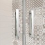 Duschparadies Runddusche 80x80cm mit Chromrahmen und Griffen vor gemusterter Wand.