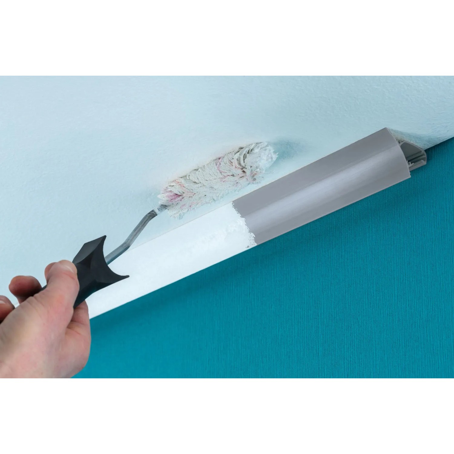 Graues Paulmann Corner Profil (2m) für LED-Streifen wird mit Farbroller gestrichen.