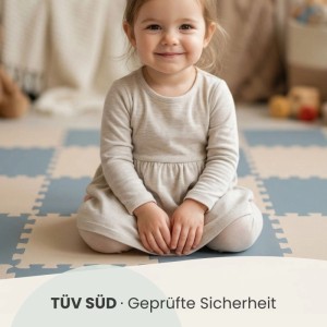 Kind sitzt auf LittleTom Spiel- & Krabbelmatte, Puzzlematte in Grau, Blau und Beige.
