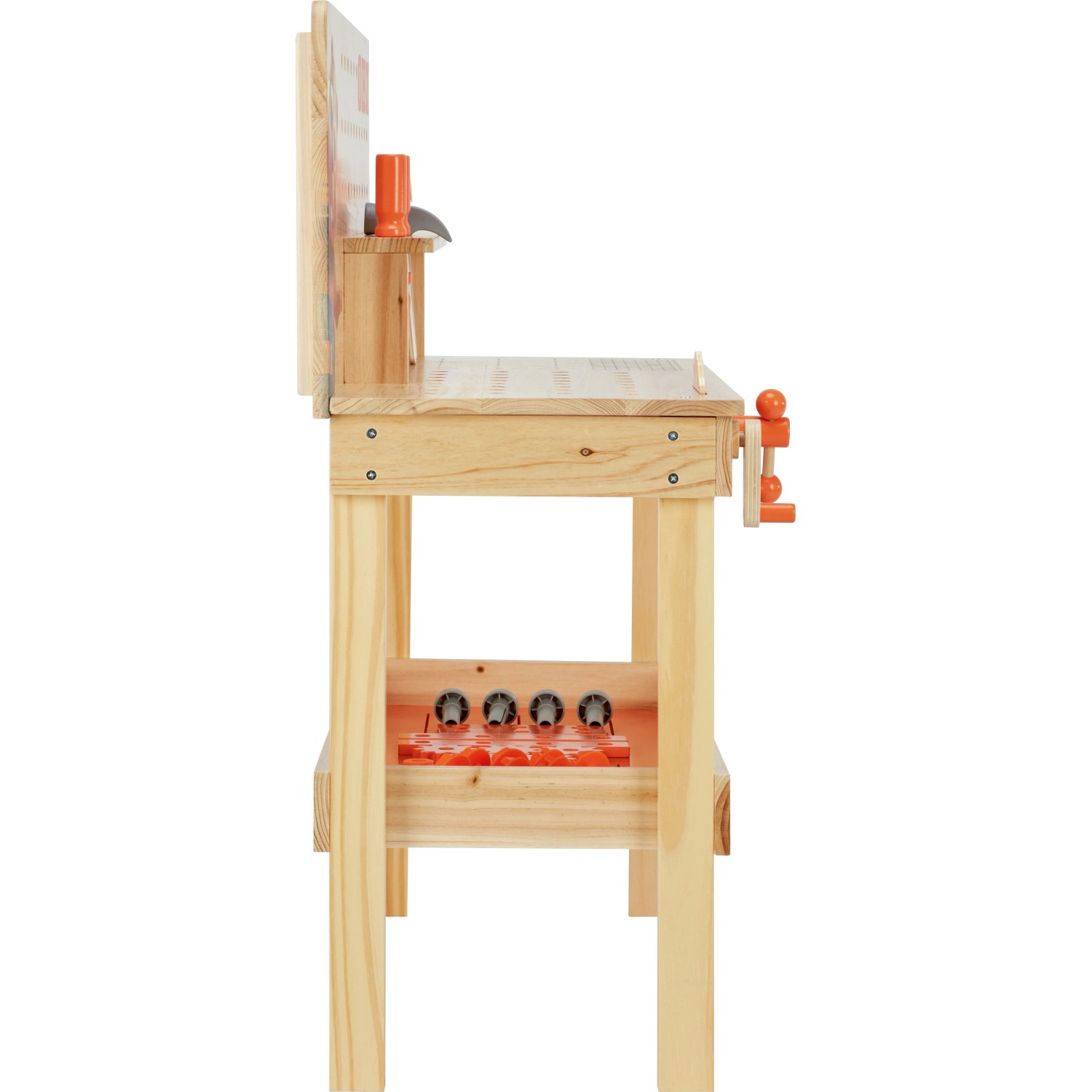 OBI Kinderwerkbank aus Naturholz, Seitenansicht. Mit orangefarbenem Schraubstock, Hammer und Ablage. Robustes Holzspielzeug für Kinder.