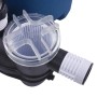 Detailaufnahme Sandfilteranlage: Pumpe mit transparentem Vorfilter und blauem Gehäuse.