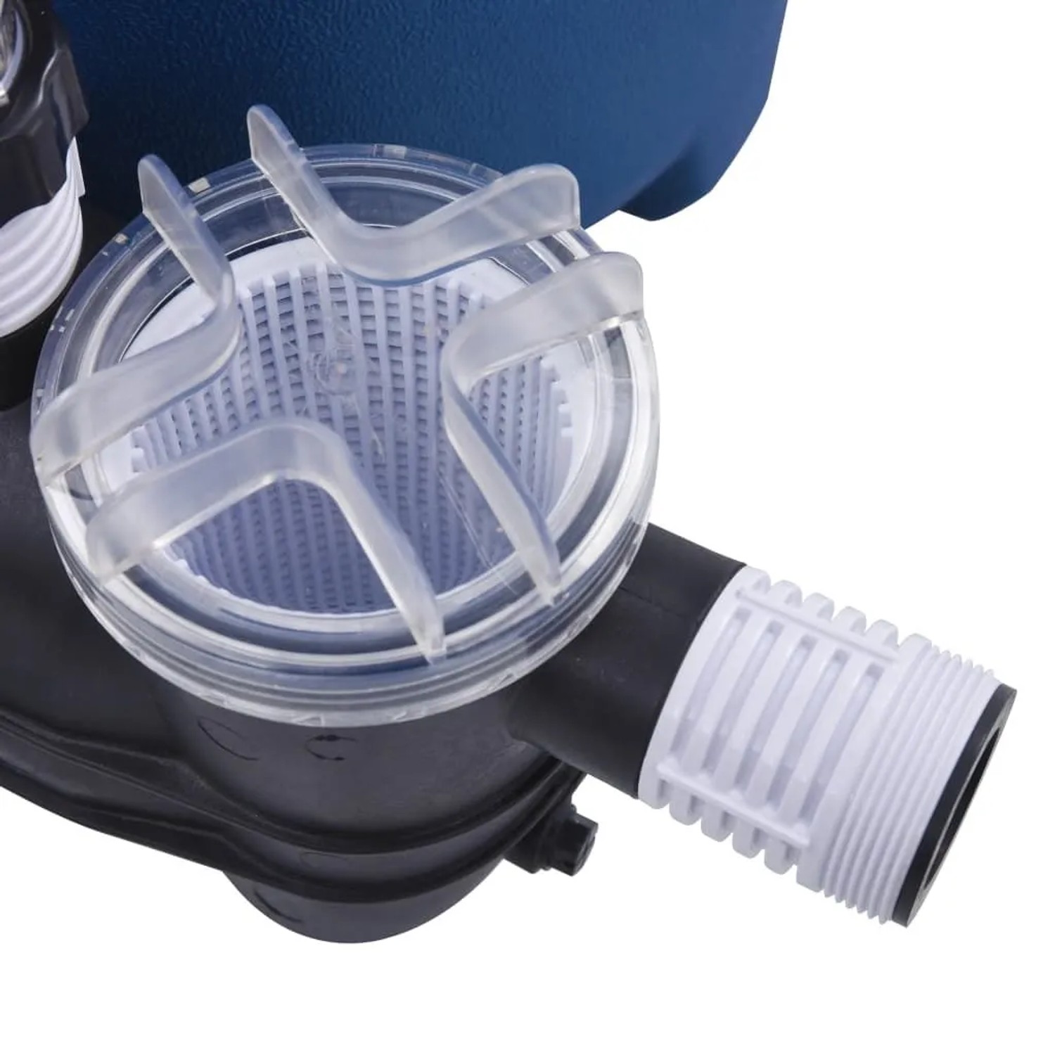Detailaufnahme Sandfilteranlage: Pumpe mit transparentem Vorfilter und blauem Gehäuse.