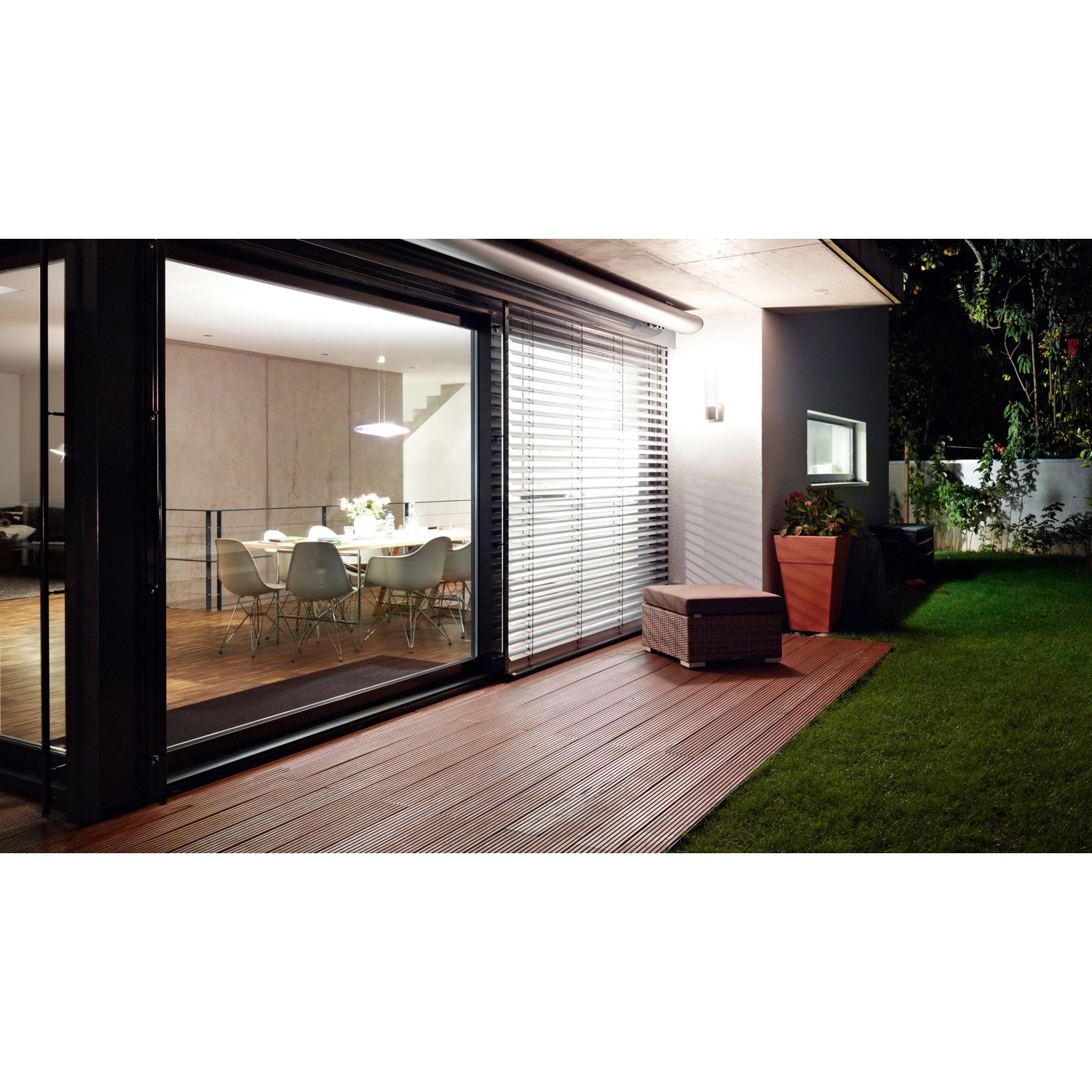 Moderne Steinel LED-Außenleuchte L 260 S Edelstahl mit Bewegungsmelder an Hauswand.