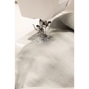 Einnähen von Fix-o-moll Neodym Magneten in Stoff mit einer Nähmaschine.