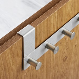 SOTECH Türgarderobe LINEA I, Edelstahl gebürstet, mit 6 Haken an einer Holztür.