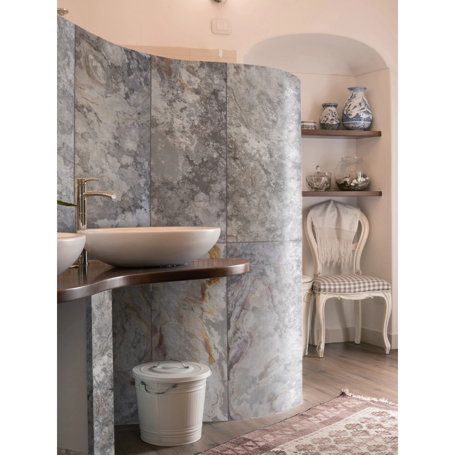 Steinfurnier Sanjeevni Weiß 2.0 als Wandverkleidung im Bad, flexibel und natürlich.