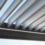 Detailaufnahme der Biohort Pergola in Dunkelgrau-Metallic mit Lamellen für flexible Beschattung.
