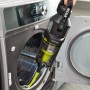 Ryobi Akku-Staubsauger RASV18BL-0 beim Reinigen eines Wäschetrockners.