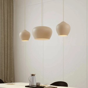 Drei skandinavische Pendelleuchten Malisa in Creme aus Metall über einem Esstisch. Ideal für Wohn- & Esszimmer.