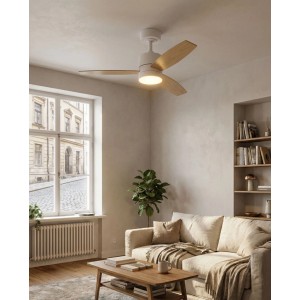 Weißer Eglo LED-Deckenventilator Mandaree mit Holzflügeln und integriertem Licht in modernem Wohnzimmer.