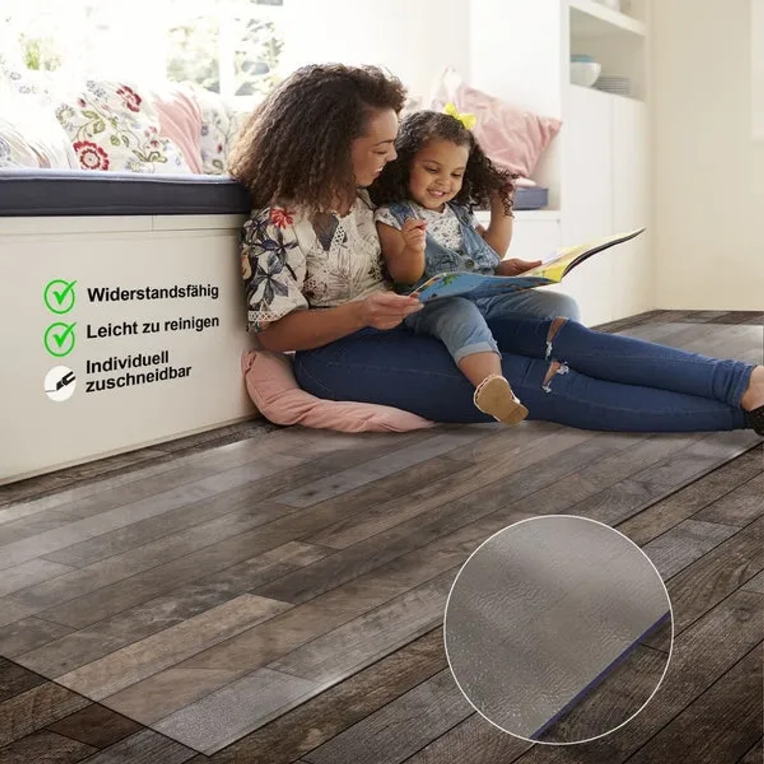 Transparente Karat Bodenschutzmatte Neo Plus (114x300 cm) schützt Hartböden, während Mutter mit Kind darauf sitzt.