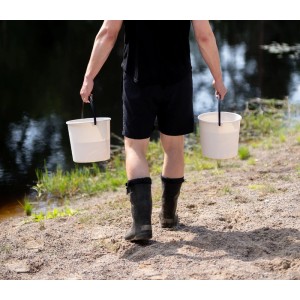 Mann trägt zwei weiße Orthex Eimer (10 l) am Wasser. Haushaltshelfer für Garten & Haus.