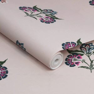 Gerollte Joules Vliestapete Indienne Block Print Dawn Grey mit floralem Muster.