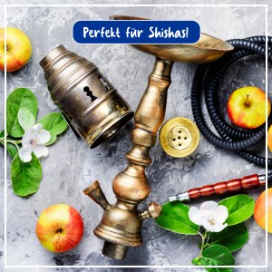 Shisha-Set mit goldenen Elementen, Schlauch, Äpfeln und Blüten auf grauem Grund.