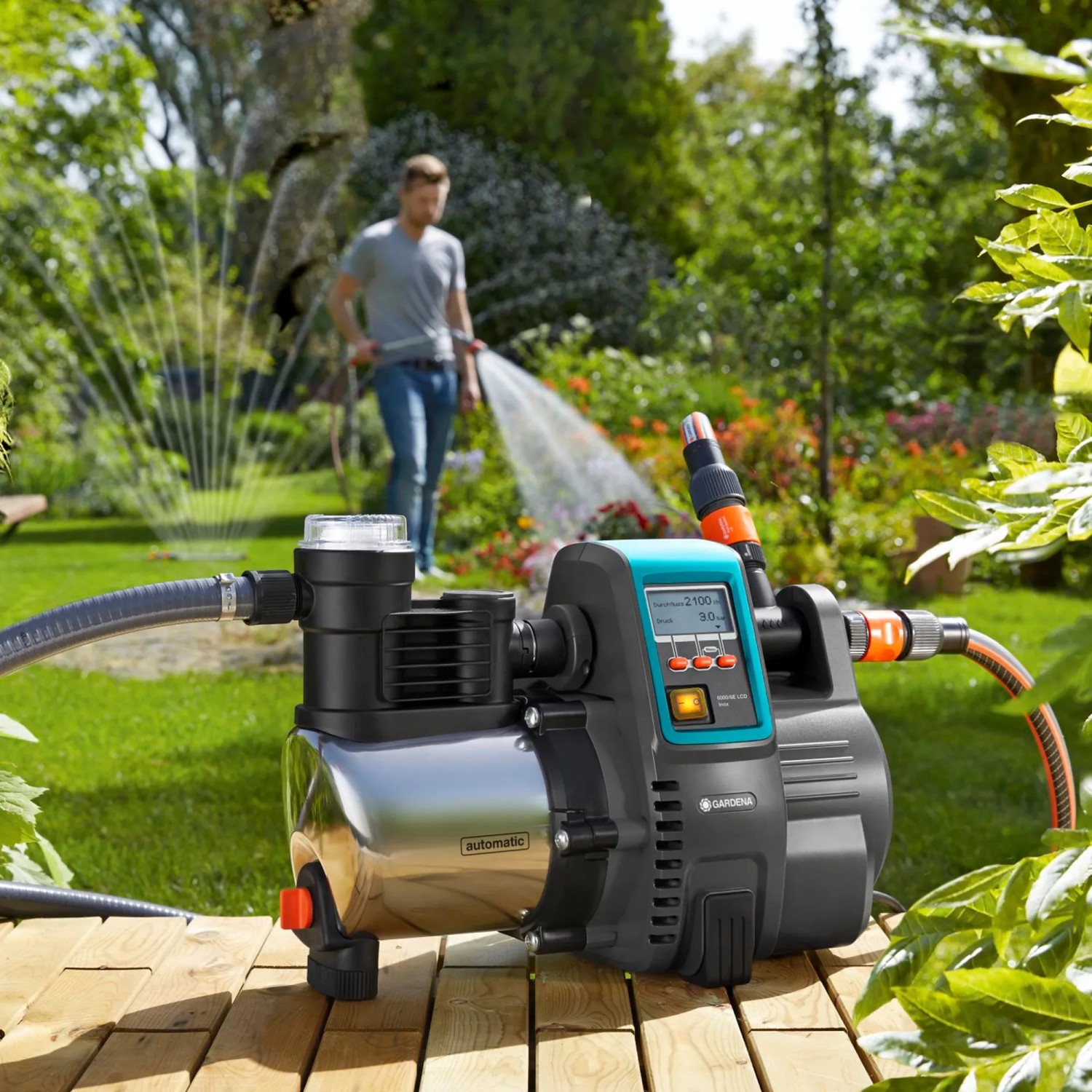 Gardena Haus- und Gartenautomat 6000/6 LCD Inox im Einsatz: Bewässerung im Garten mit Hauswasserwerk.