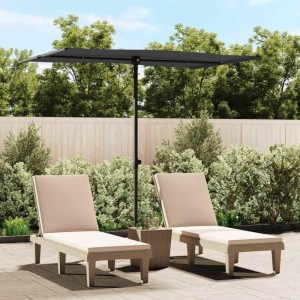 Rechteckiger, schwarzer vidaXL Sonnenschirm mit Aluminiummast, 2x1,5 m, auf Terrasse mit Liegen.