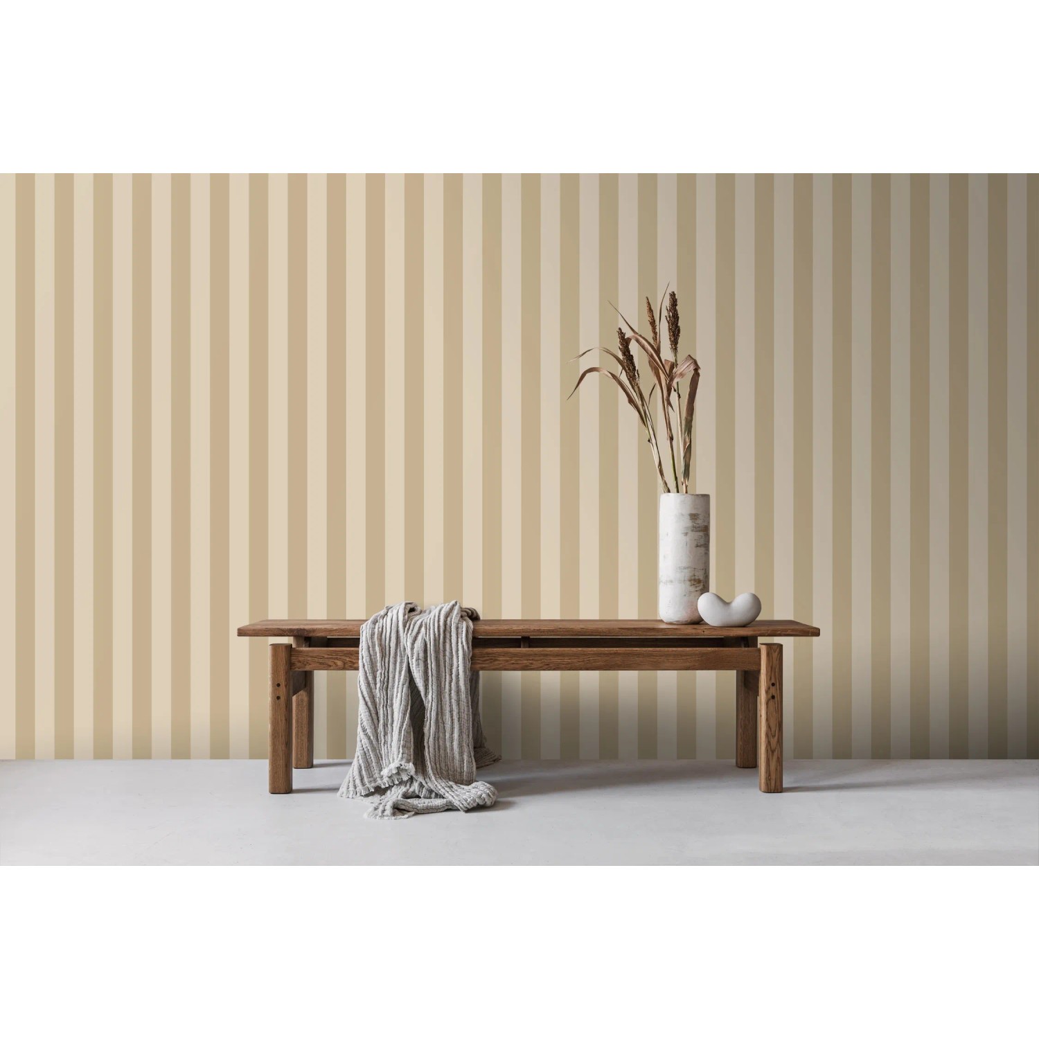 Sanders & Sanders Vliestapete mit beigem Streifenmuster an Wand, Holzbank mit Deko. Dekorative Tapete.