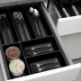 Anthrazitfarbener SOTECH ORGA-BOX-3 Besteckeinsatz im Schubladensystem mit Besteck und Gewürzen.