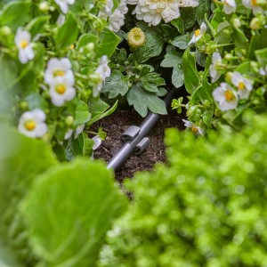 Gardena Rohrhalter (Ø 4,6 mm) im Einsatz im Micro-Drip-System zur Fixierung eines Verteilerrohrs.