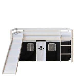 Weißes Kinderhochbett 90x200 mit Rutsche, Leiter und schwarz-weißem Piraten-Vorhang. Ideal als Abenteuerbett.