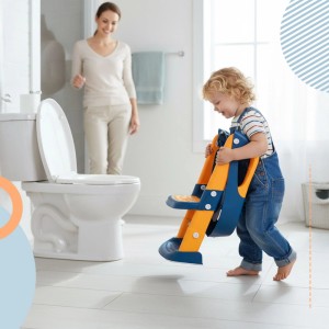 Kleinkind trägt blauen, gelben Kinder-Toilettensitz mit Leiter im Bad. Höhenverstellbarer WC-Sitz klappbar.