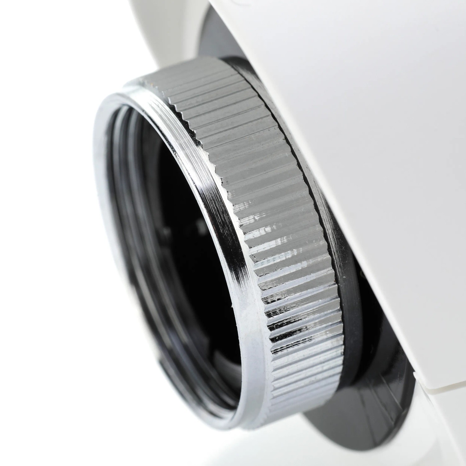 Detailaufnahme: Comet WiFi Heizkörperthermostat mit Chrom-Anschlussring.