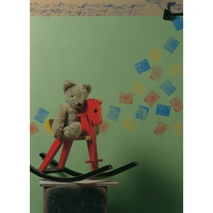 Wandgestaltung mit LUX Effekt-Schwamm: Bunte Quadrate an grüner Wand, Teddy auf Schaukelpferd.