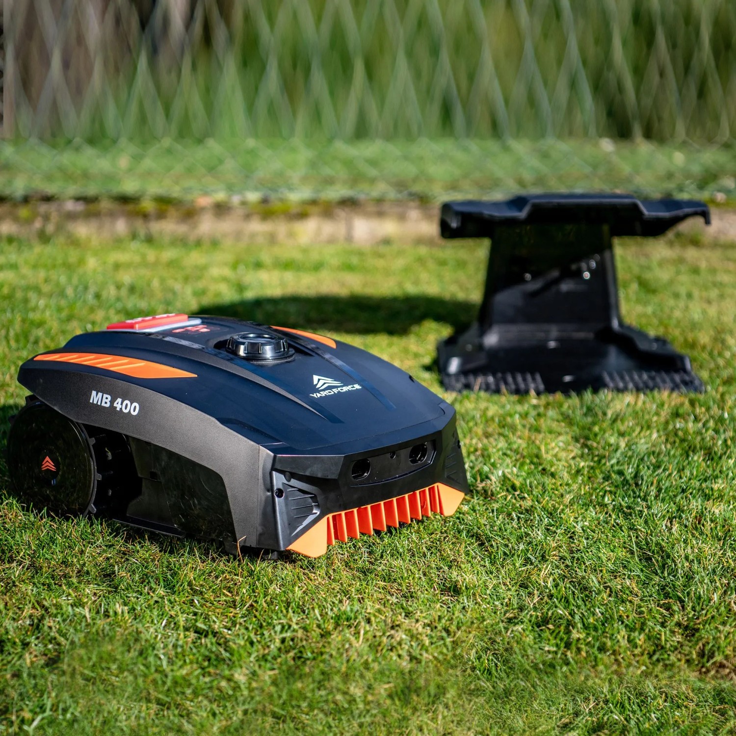 YARD FORCE Mähroboter MB400 mit Ladestation auf Rasen, App-Bedienung.