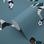 Dunkelblaue Vliestapetenrolle mit stilisierten Fußballspielern in Aktion. ESTAhome Tapete.