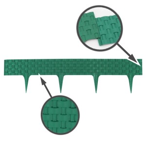 Grüne Kunststoff Rasenkante in Rattanoptik mit Erdspießen. Detail der Textur und Steckverbindung für flexible Beeteinfassung.
